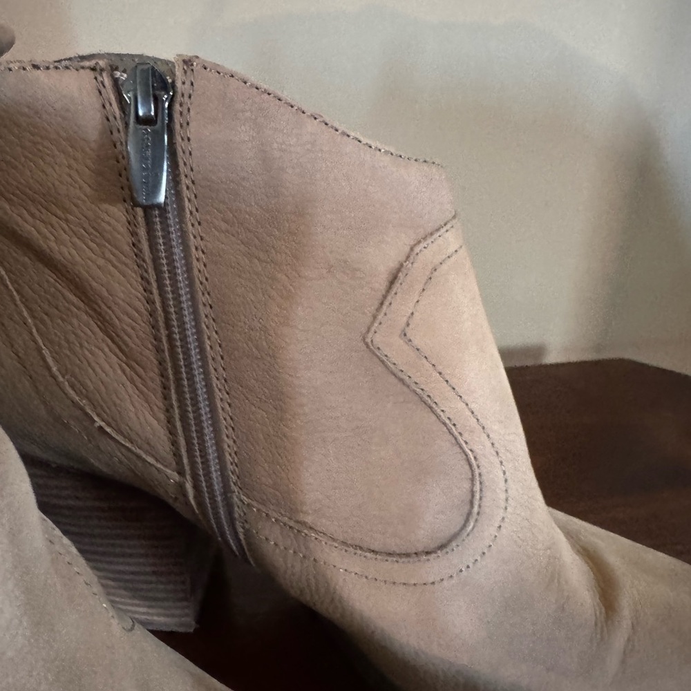 Vince Camuto Hartin Leather Ankle Boots in Taupe Tan with a Blockheel - Picture 4 of 11